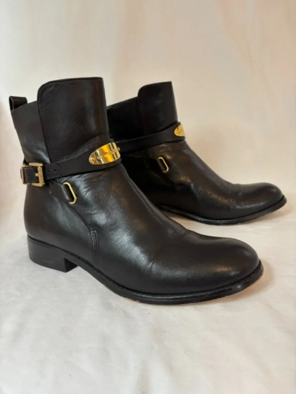MICHAEL Michael Kors Arley Black Leather Ankle Boot w/Gold Logo Plate Size 7M
